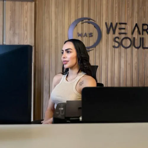 Miembro del equipo profesional de We Are Soul, estudio webcam en Ingenio, Cali, que brinda apoyo integral: legal, psicológico, técnico y administrativo a modelos.